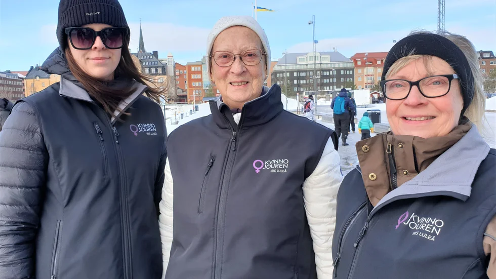 Gun Lisadotter (till höger) tillsammans med kollegorna Malin Laurin och Eva Engman i Kvinnojouren Iris efter arrangemanget i södra hamn i Luleå på lördagen. Även Liz-Marie Nilsen fanns på plats och hjälpte till.