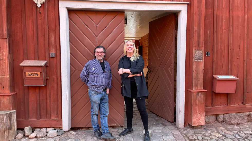 Vaktavlösning på Rådmansgatan 9 i Gamla Linköping. Håkan Jansson lämnar över till Stina Gunnarsson.