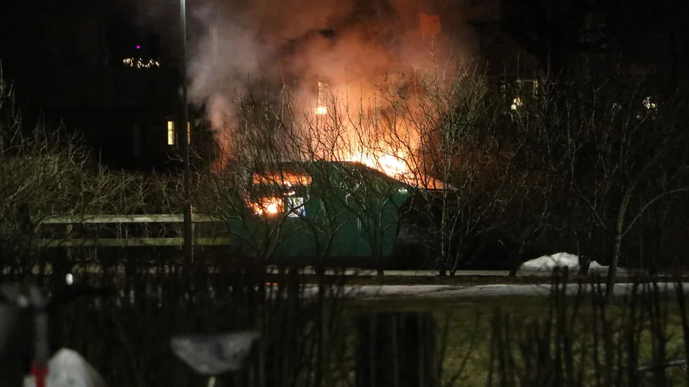 En container stod i full brand på onsdagskvällen.