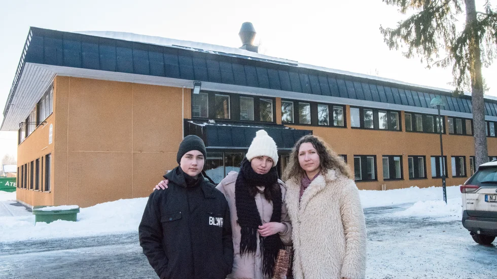 Ilya Honcharenke, hans mamma Hanna Honcharenke och deras bekanta Olga Krywun är nyanlända flyktingar från Ukraina. De två förstnämnda bor i huset på Kanslihusvägen i Boden som nyss tagits i bruk igen av Migrationsverket.