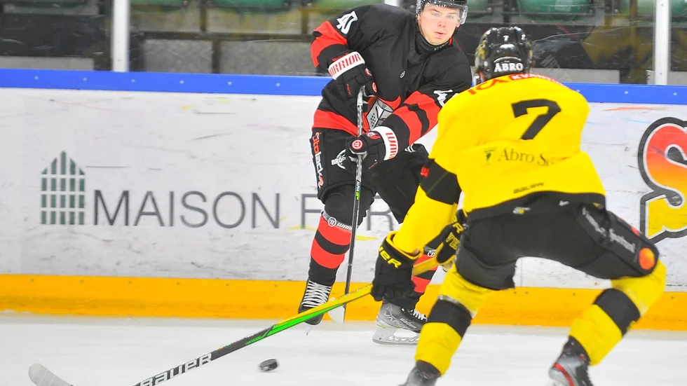 Joakim Stjern Svensson var en av två spelare från fjolårets trupp att skriva på nytt kontrakt med Nyköpings SK under torsdagen.