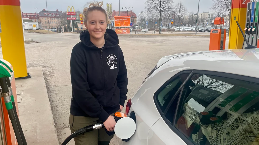 Martina Cöster får inte del av drivmedelskompensationen eftersom hon inte längre äger någon bil. Numera lånar hon grannens bil vid behov. 