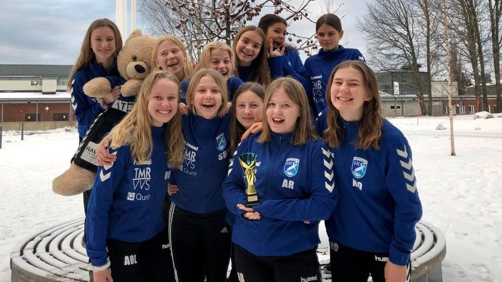 Bakre raden fr v: Tyra Pettersson, Sofie Olsson, Livia Björling, Tyra Sund, Esmeralda Erikson och Eleonor Hermelin.

Främre raden fr v: Alva Ohlsson Lundh, Stella Bjerneld, Linnea Henriksson, Alva Rickdorff och Nellie Ortstad.