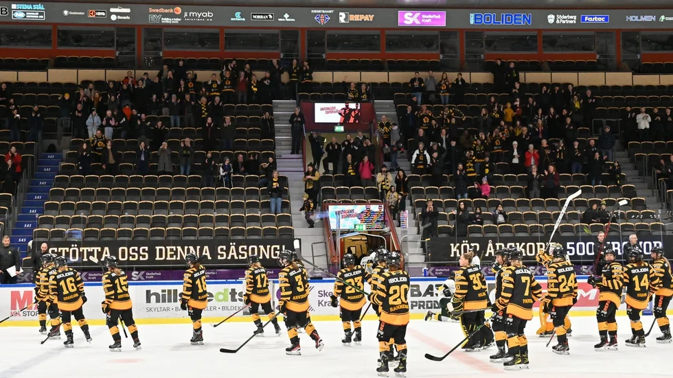 Skellefteå AIK tackar publiken efter 4–0 segern mot Björklöven.