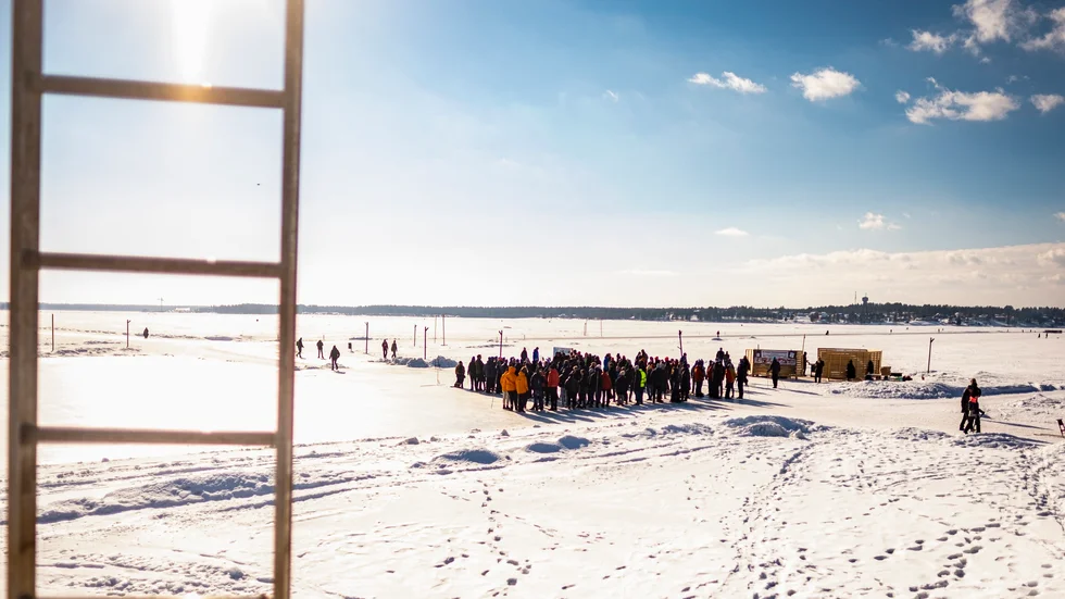 Ett hundratal personer från Luleås IT-bransch samlades i Södr hamn på fredagen för att bilda bokstäverna I och T.