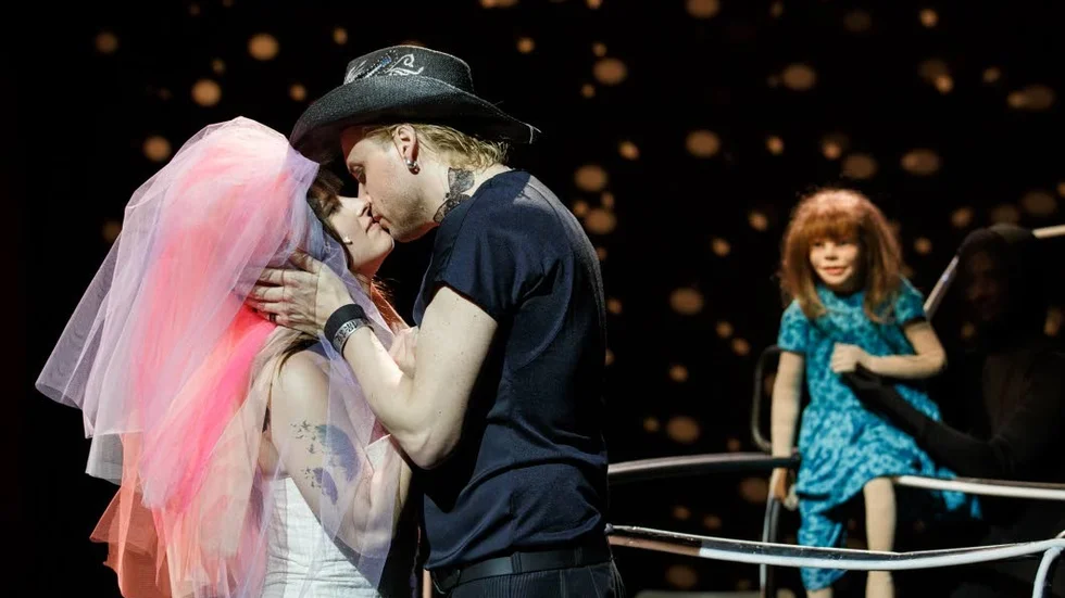 Frida Österberg och Jannik Petri spelar en tatuerare och en musiker som blir förälskade i  "The broken circle". Men deras kärlekssaga får en smärtsam vändning.