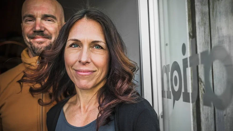 Magnus och Helena Axelid är gifta och har jobbat ihop i 20 år. De konstaterar att de kompletterar varandra. "Sen får man tänka 80-20, att det i de flesta förhållanden finns 20 procent hos den andre som man får lära sig att leva med. Det finns liksom ingen komplett människa eller partner", säger Helena.