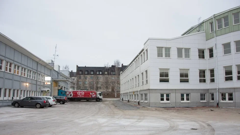 Trafiksituationen vid Internationella Engelska skolan (kontorsbyggnaden till höger) kan bli knepig, då varutransporterna till Willys livsmedelsbutik sker i denna passage mellan Småbåtsgatan och Bangårdsgatan.