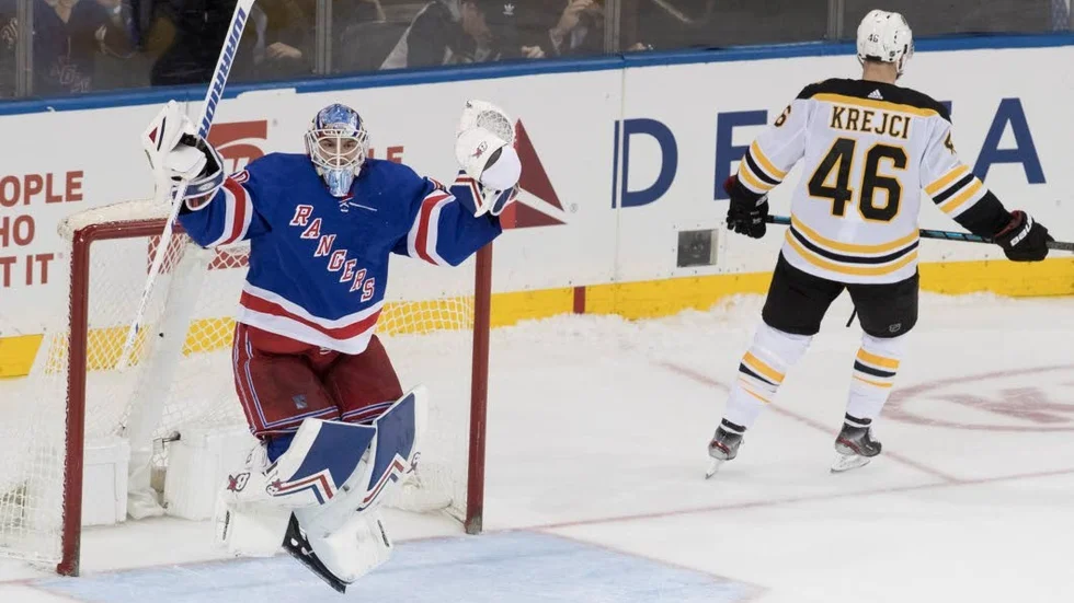 New York Rangers målvakt Alexandar Georgiev jublar efter segern mot David Krejcis Boston Bruins.