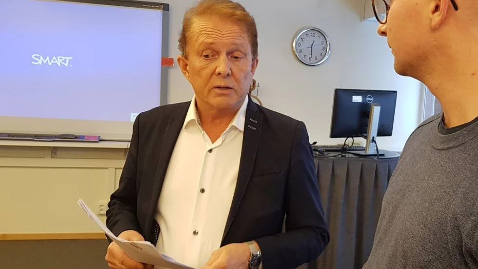 Kenneth Backgård köpte sex mobiltelefoner på mindre än tre år – och lät skattebetalarna stå för notan.