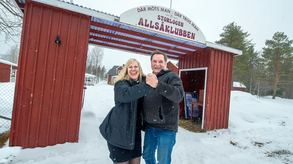 Kyrkoherden Katarina Brandlöv Rönnbäck och Allsåklubbens ägare Magnus Ek  utlovar ett annorlunda jubileumsfirande  med dansbandsgudstjänst.