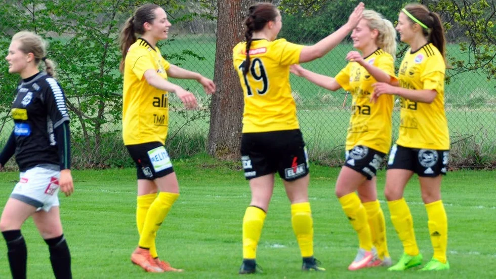 Målskytt. Hanna Sjöström firar sitt mål tillsammans med lagkamraterna i Gusk.