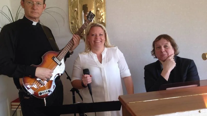 Trio. Husbandet eller JSP (Jacob Bäcklund, Sandra Wallin och Pär Lindh) som de tre också kallar sig inleder sommarmusiken i Villberga församlings kyrkor med en konsert i Hacksta kyrka den 18 juni.