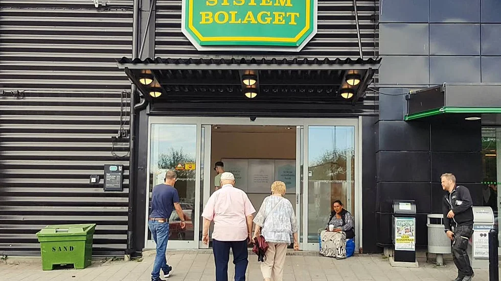 Full fart. Det råder bråda dagar på Systembolaget under midsommarveckan.