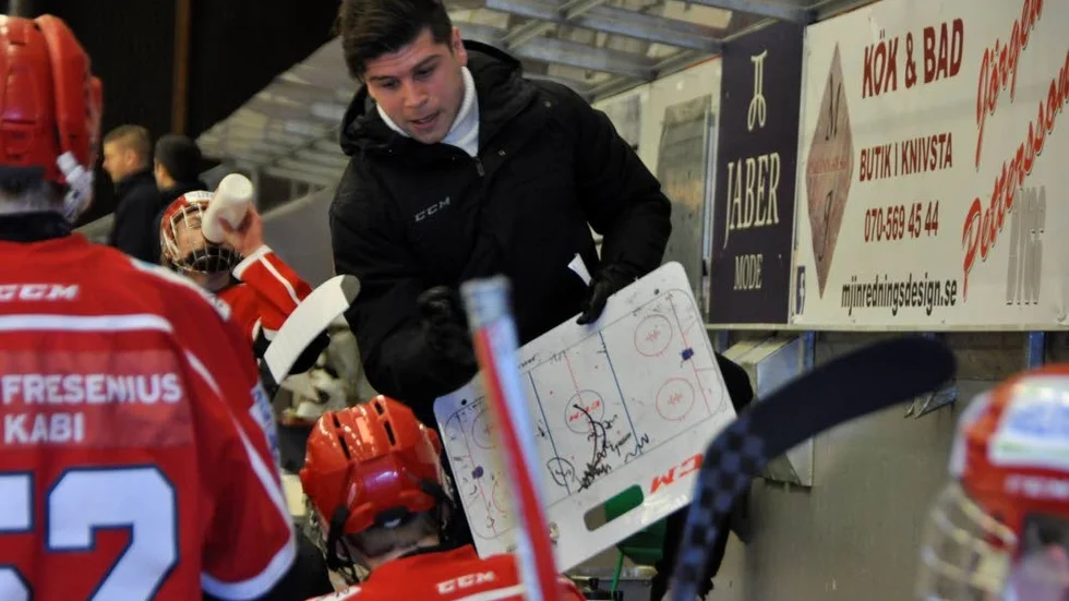 Taktik. Almtunatränaren Serhan Cicek i båset.