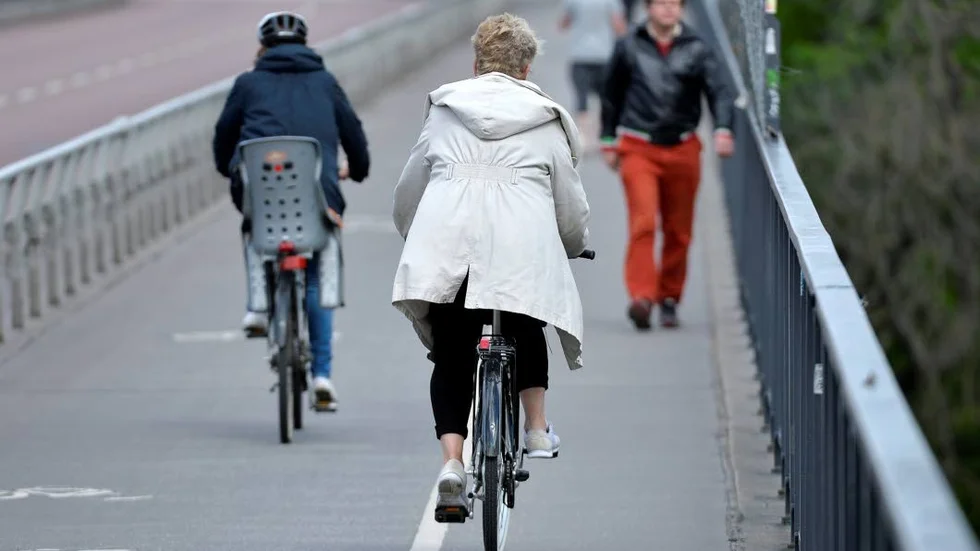 Cyklister och fotgängare trängs på samma utrymme i trafiken. 
Foto: Anders Wiklund / TT