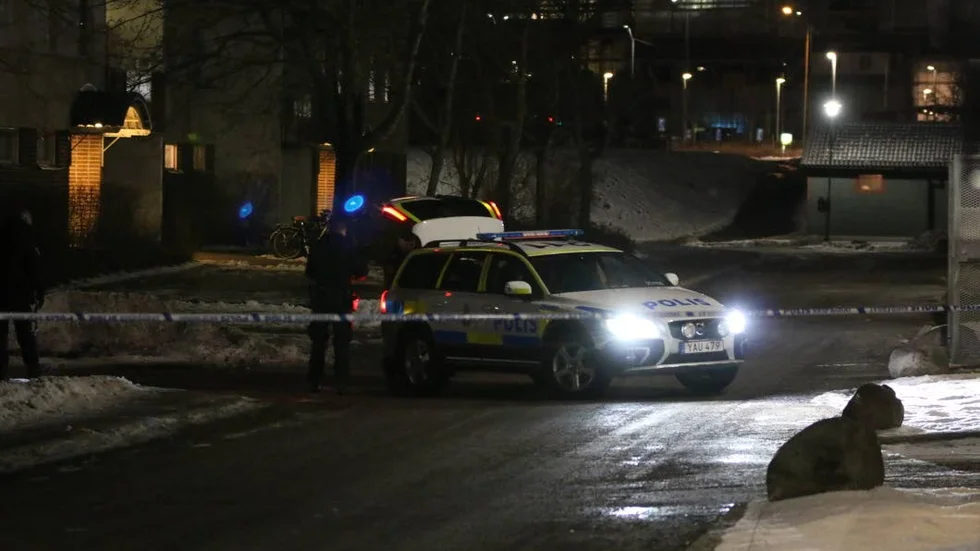 En man i bil besköts sent på fredagskvällen på Bandstolsvägen.
