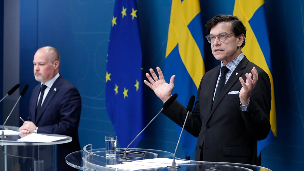 Justitie- och inrikesminister Morgan Johansson (S) och Henrik Landerholm, generaldirektör för Myndigheten för psykologiskt försvar, under en pressträff.