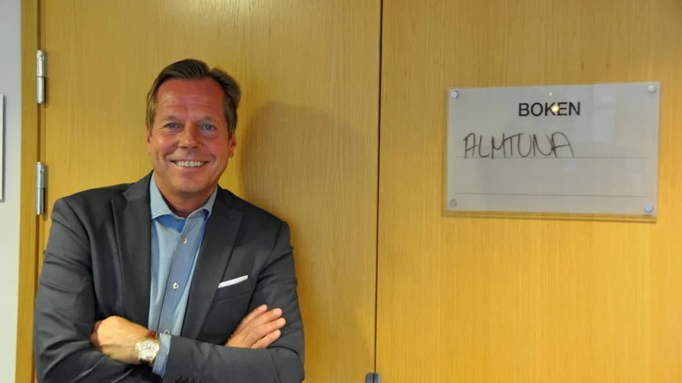 Erfarenhet. Niclas Fröberg har tidigare bland annat varit ledamot i AIK och är numera ordförande i fotbollslaget Vasalund.
