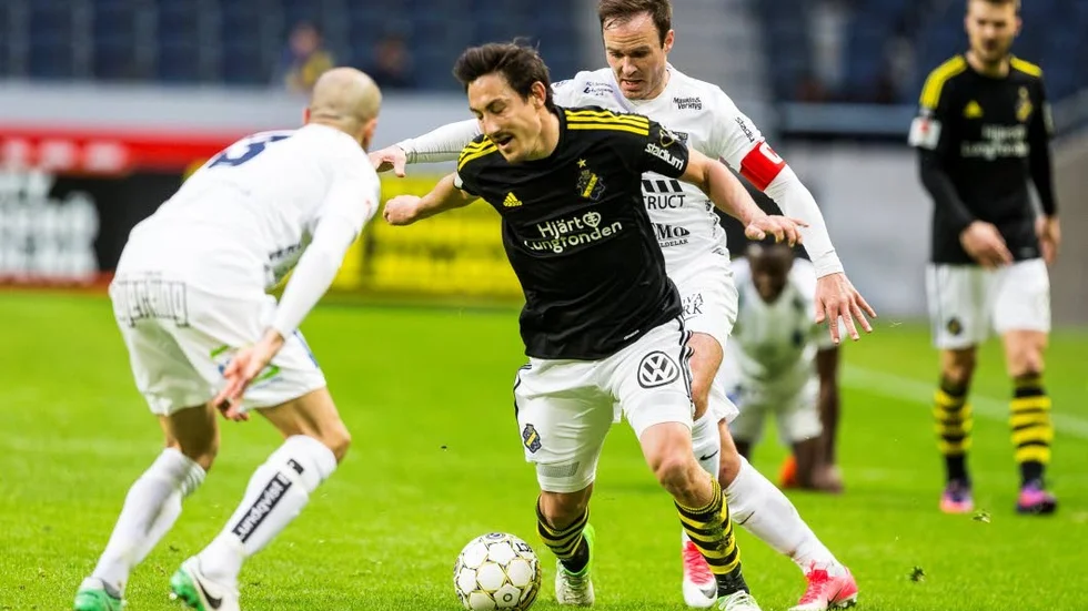 Steget efter. Niklas Busch Thor tätt bakom AIK:s Stefan Ishizaki.