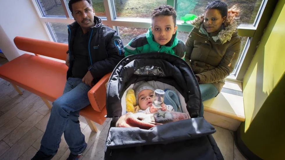 Desperata. Vandrarhemmet där familjen Gebretnsae bor förbjuder oss från att fota familjen i deras rum. I stället möts vi upp på Akademiska sjukhuset där familjen spenderar mycket tid. De flyttade till Uppsala för att den yngste sonen behöver regelbunden specialistvård vid Akademiska sjukhuset. Nu står familjen utan bostad.