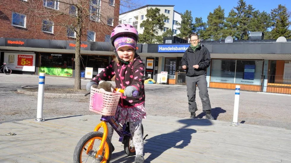 Boende. Eriksbergsbon Tina Bergström gillar Västertorg, som syns i bakgrunden. Hon hoppas att torget renoveras varsamt och inte ersätts av ett storskaligt köpcentrum. I förgrunden Tina Bergströms dotter Ada.