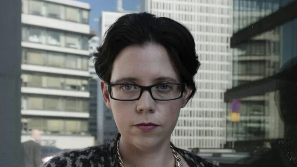 Elise Karlsson, litteraturkritiker på UNT. har skrivit en thrillerartad bok om förorten Rinkeby.