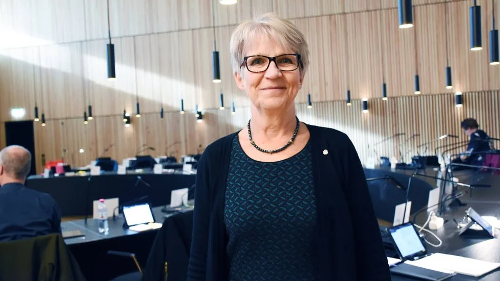 Kommunalrådet Kristina Zakrisson vill att bolagen utreds ordentligt innan försäljningen av den åtråvärda marken.