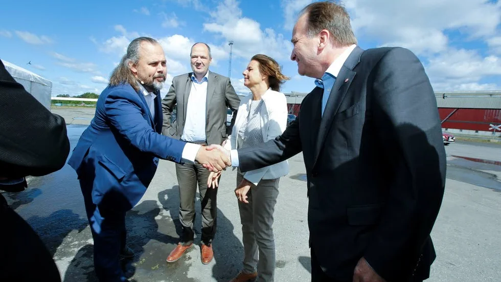 Mårten Görnerup, vd för Hybrit, hälsar på statsminister Stefan Löfven (S) när han kom till SSAB:s industriområde. Bakom dem syns Martin Lindqvist, vd SSAB och Isabella Lövin, (MP) vice statsminister och klimatminister.