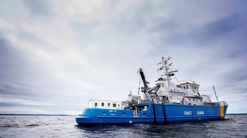 Basen. Kustbevakningens utsjöbevakningsfartyg KBV 181 från Umeå fungerar som bas för forskarna när de tar prover i Bottenviken.