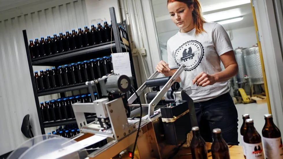 Tjers i Överkalix. Frida Andersson levererar ut 2 000 ölflaskor i veckan från tillverkningen i Svartbyn.