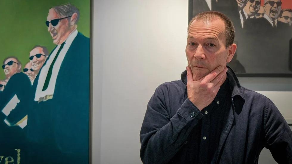 Jim Frykholm framför verken "Frånvaron av tvivel I & II".  