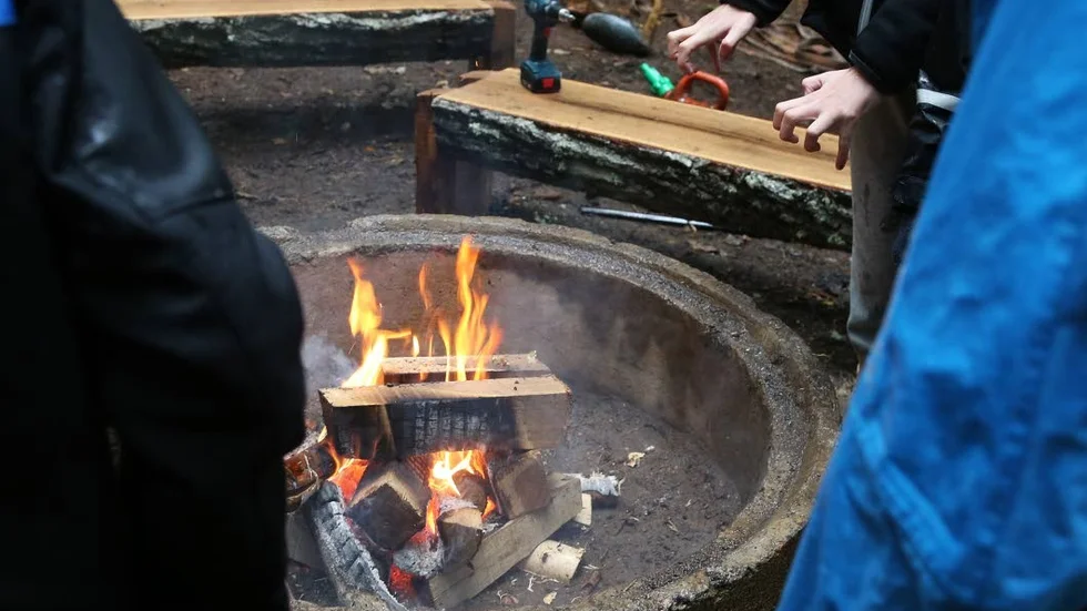 Säkrast. Bäst är att elda i en fast förankrad grillplats.