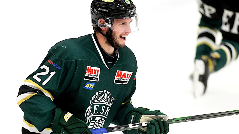 Daniel Andersson förlänger med ESK Hockey. 