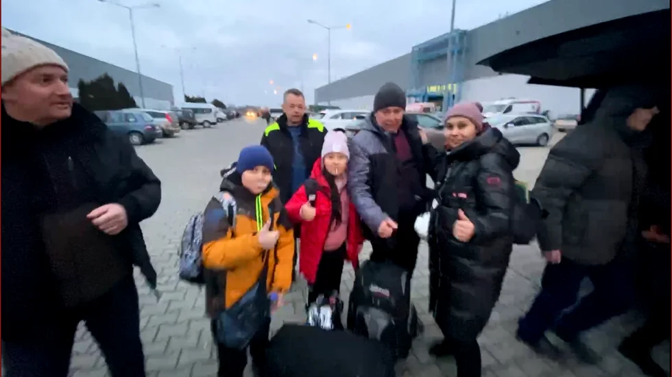 Ryszard Przeszlo, till vänster, och Kenny Fransson i bakgrunden får med sig en barnfamilj och ett äldre par på första turen bort från gränsen till Ukraina.