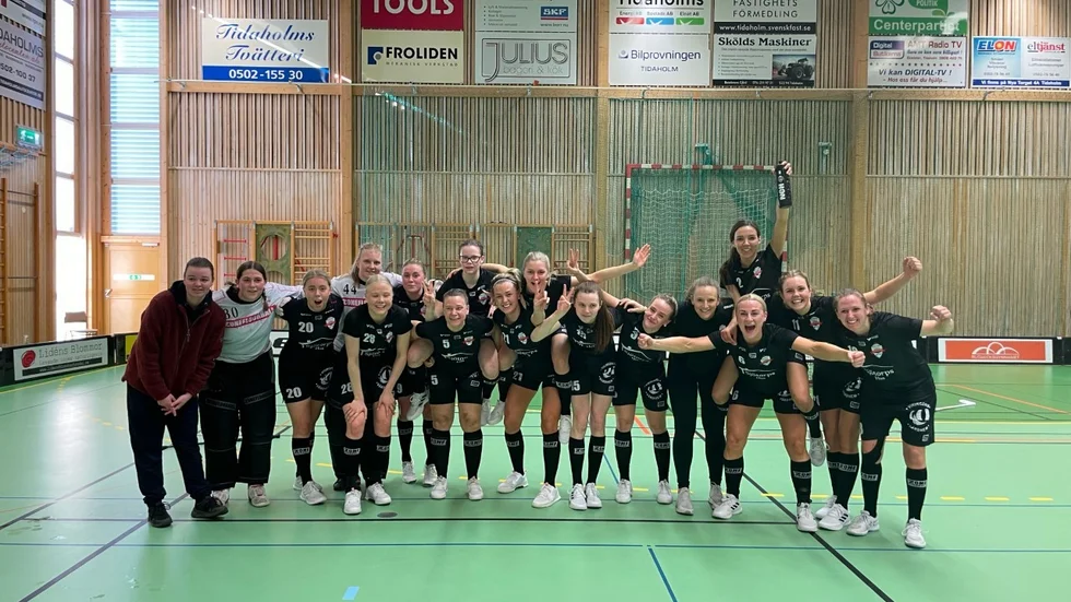 Katrineholm förlorade sista omgången med 5-3 men lyckades ändå knipa förstaplatsen och här firar de seriesegern efter matchen mot Fröjereds.
