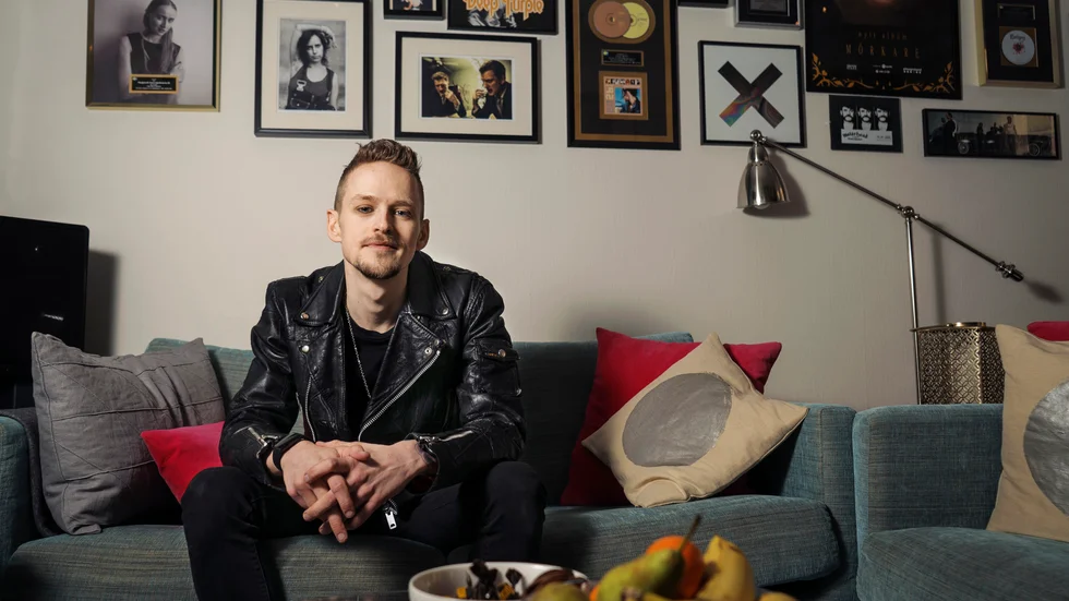 "Det känns nästan som någon högre kraft puttat mig i den här riktningen att stanna i Sverige och att satsa på min musik. Jag var på väg att göra en helt annan resa och att lägga min artistkarriär på hyllan. Sedan började det hända väldigt bra grejer på den fronten istället", säger Erik Grönwall 
