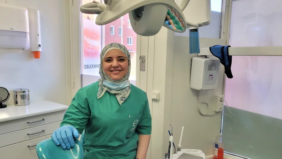 Nesrin Estanbouly jobbar i dag som tandläkarassistent i Norrköping.