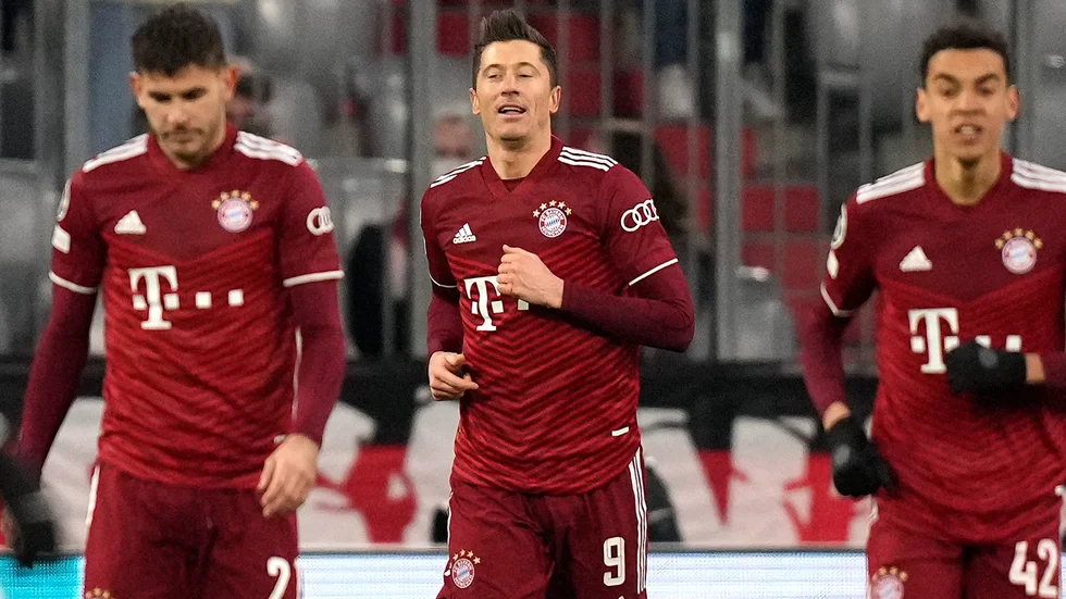 Robert Lewandowski, mitten, firar ett av sina tre mål i Bayern Münchens 7–1-kross av Salzburg.