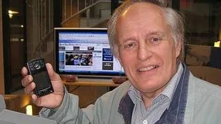 Bertil Molin vann UNT:s webbtävling och belönades med en mobiltelefon.