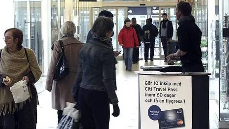 Citibanks säljare i S:t Pergallerian har lockat många kunder med erbjudande om en utlandsresa. Men att "gratisresan" kan kosta upp till 1 000 kronor.