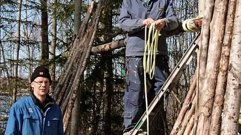 Magnus Lindkvist ordnar tillsammans med Leif Göransson en uppställningsplats.