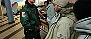 Väktare patrullerar Linnéskolan