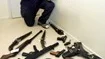 Kjell Jansson, godsförvaltare hos polisen i Uppsala, med beslagtagna vapen.
