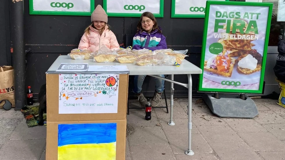 "Det känns väldigt bra", säger Lo Jerndahl, 10, och Felicia Källholm, 9, efter helgens insats: Totalt sålde de sockerkakor för 3000 kronor. Pengarna gick till UNHCR:s arbete i Ukraina.