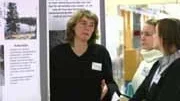 Lena Pettersson diskuterar med studentkamraterna Anna Martikainen och Maria Dahleman. Ingen av dem var särskilt förtjust i området nya Alsike. " Skräcken är ett nytt Alsike i Västersjö, säger Anna Martikainen.