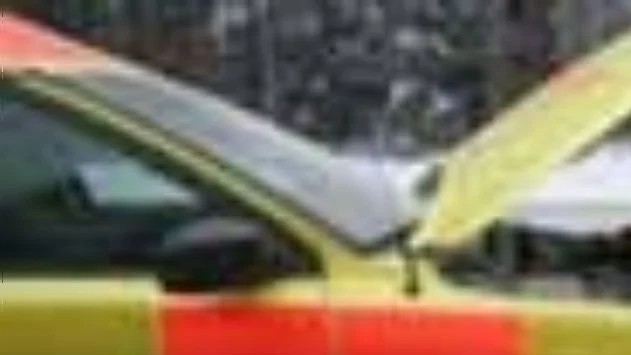 Ambulansföraren Janne Hedlund undersöker motorrummet i väntan på bärgning.