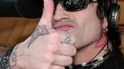 Tommy Lee gör knappast tummen upp åt sin rival Kid Rock.