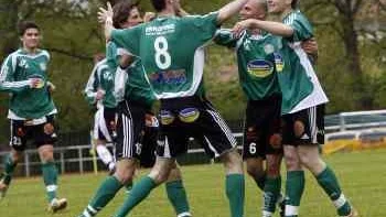 Jubel på Enavallen. Dinko Felic har just gjort 1-0 till ESK i hemmamatchen mot Visby/Gute.