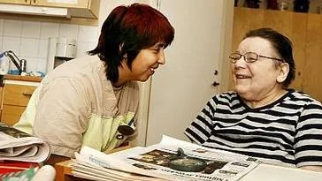 Att ha tid att småprata en stund med de boende, som här med Elof Nordström, tycker Maria Höjer är viktigt för att man ska trivas och vilja jobba kvar. Själv tänker hon dock utbilda sig vidare till ambulanssjuksköterska om några år.